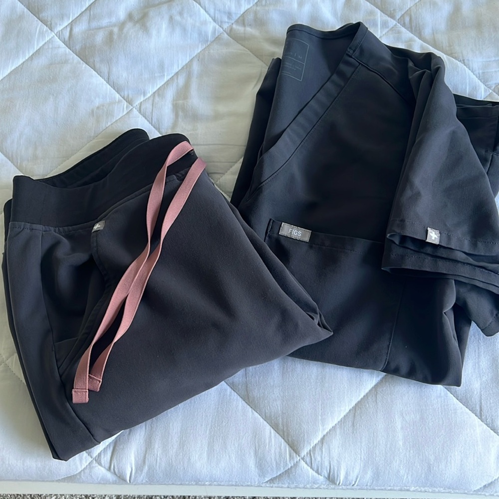 FIGS charcoal scrub set